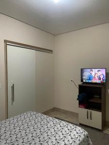 TV a/nebo společenská místnost v ubytování Apartamento próximo ao centro