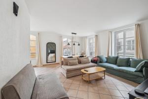 a living room with two couches and a table at Appartements hyper-centre de Marseille in Marseille