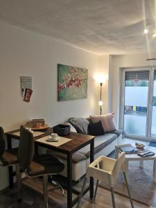 - un salon avec une table et un canapé dans l'établissement Apart Bellagast, à Hilchenbach
