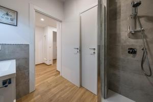 un bagno con doccia e lavandino di CASA SIMONA Comfort moderno in ottima posizione a Rapallo Altre 28 foto