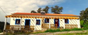 uma pequena casa com um telhado vermelho em VALE DE GAIOS - CASARÃO by Stay in Alentejo em São Luis