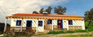 ein kleines Haus mit rotem Dach in der Unterkunft VALE DE GAIOS - CASARÃO by Stay in Alentejo in São Luís