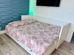 een wit bed met een dekbed in een slaapkamer bij City Studio Apartment Swansea - Includes Free Parking in Swansea