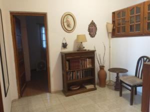 Sala de estar con estantería y mesa en Alojamiento Boj en Deán Funes