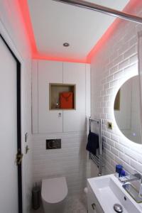 La salle de bains est pourvue de toilettes blanches et d'un lavabo. dans l'établissement Joli studio Paris Le Marais - 1'min Rambuteau Station, à Paris