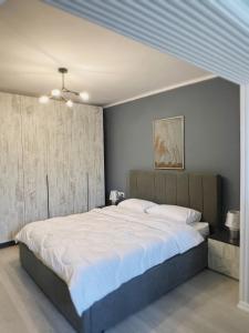 een slaapkamer met een groot wit bed. bij Joyful Apartment Tirana in Tirana