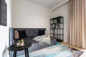 sala de estar con sofá y mesa en 2HomeRent Apartamenty Garbary 5, en Bydgoszcz