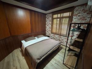 Ένα ή περισσότερα κρεβάτια σε δωμάτιο στο De Wooden Bungalow - Stutong Kuching +32 φωτογραφίες