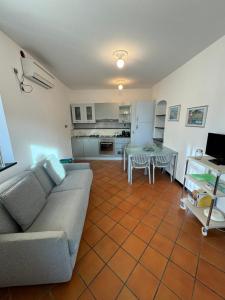un soggiorno con divano e tavolo di Appartamenti Michela a Camogli