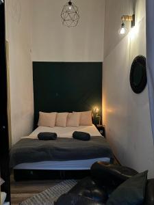 ブダペストにあるKahwa Apartmentsのベッドルーム1室(枕2つ付)
