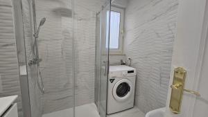 a bathroom with a washing machine in a shower at Residencial Chayofa, 1 dormitorio in Chayofa +12 photos