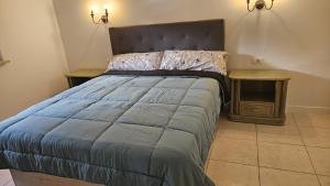 a bedroom with a large bed and two tables at Residencial Chayofa, 1 dormitorio in Chayofa