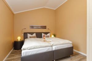 1 dormitorio con 1 cama grande con sábanas blancas en Stolz-Butze Whg 19, en Kühlungsborn