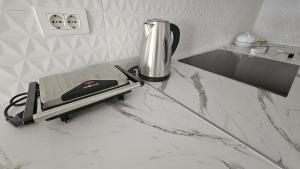 a kitchen counter with a blender on a counter top at Residencial Chayofa, 1 dormitorio in Chayofa