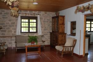 ein Wohnzimmer mit 2 Stühlen und einem Tisch in der Unterkunft Casa Rural la Laguna 