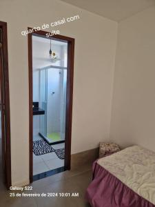 卡波布里奧的住宿－Apartamento，一张镜子在床边的房间
