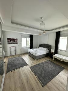 En eller flere senge i et værelse på Villa Dream Antalya döşemealtı
