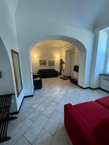 a living room with a couch and an archway at Appartamenti Michela in Camogli