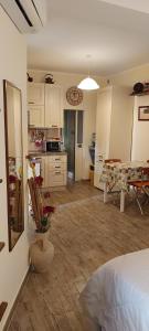 a kitchen and living room with a bed and a table at Casa Il Nido in Cagliari +20 photos
