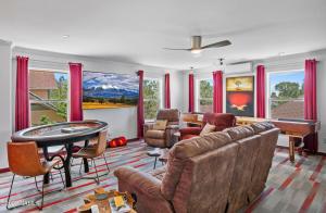 un soggiorno con un divano e un tavolo di 303 BnB Inn Flagstaff a Flagstaff