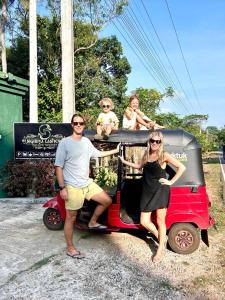 DaganapothahaにあるSigiriya Cashew Palace Resortの小型車に座る人々