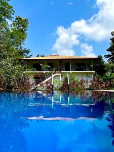 Bazén v ubytování Sigiriya Cashew Palace Resort nebo v jeho okolí