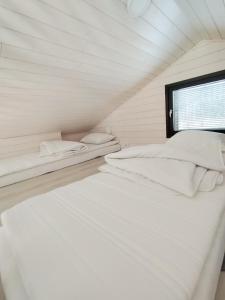 Un pat sau paturi într-o cameră la New cabin in Iso-syöte. Luokki 2