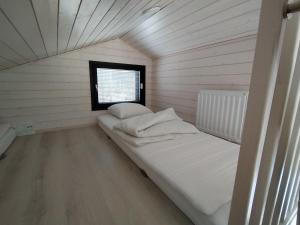 Un pat sau paturi într-o cameră la New cabin in Iso-syöte. Luokki 2