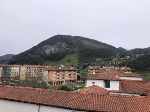 a city with buildings and a mountain in the background at Dúplex Markina Xemein in Marquina +1 photo