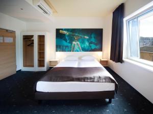 Кровать или кровати в номере B&B Hotel Jena