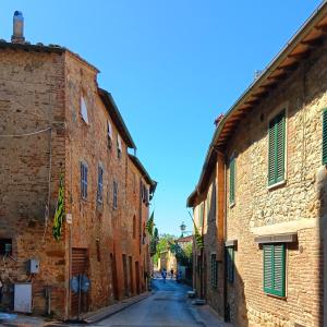 un vicolo in un centro storico con edifici in mattoni di Appartamento Athena a Montepulciano