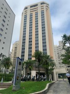 un gran edificio con motos estacionadas frente a él en Flat Jardim Paulista, en São Paulo