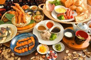 名古屋名古屋桑科酒店 - 固齿新干线的桌子上摆着许多盘子食物