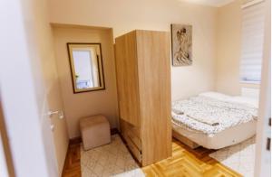 um pequeno quarto com uma cama e um armário em Villa Gold 1 em Subotica