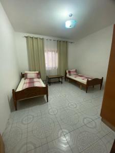 een slaapkamer met 2 bedden in een kamer bij Tota apartments in Shkodër