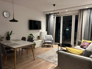 Televízia a/alebo spoločenská miestnosť v ubytovaní Nowy apartament w okolicach centrum