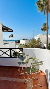Un patio con una mesa y sillas en un balcón. en Hope house Lanzarote, en Puerto del Carmen 9 fotos más