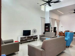 een woonkamer met banken en een flatscreen-tv bij 42 Klebang - KKS Plus Collection in Ipoh