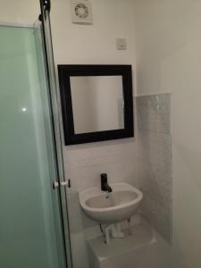um lavatório branco na casa de banho com um espelho em Belle Suite privative centre vesoul em Vesoul