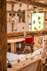 ein Holzregal mit einigen Ornamenten darauf in der Unterkunft Unterkircher Chalet in Arriach