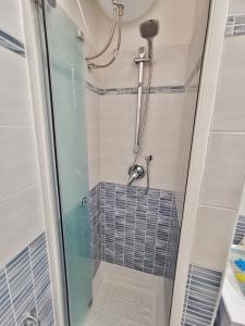 una ducha con puerta de cristal en un baño en C1. Comfort apartment, clima, shared swimming pool, en Costa Paradiso 28 fotos más