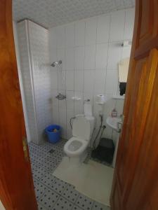 a bathroom with a toilet and a sink at Appartement luxueux de Bonaberi in Douala