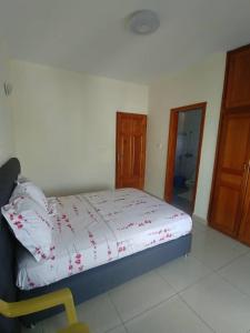 a bed sitting in a room with at Appartement luxueux de Bonaberi in Douala