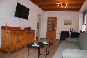 Μια τηλεόραση ή/και κέντρο ψυχαγωγίας στο Moselblick - Ferienwohnung an der Uferpromenade