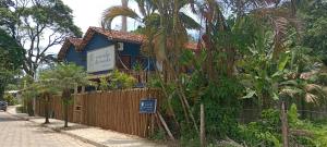 a building with a fence in front of it at Pousada Caminho da Concha in Itacaré