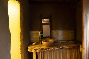 a bathroom with a wooden sink on a counter at Casa de barro in Santa Ana