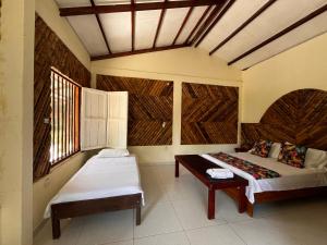 ein Schlafzimmer mit 2 Betten und einem Tisch darin in der Unterkunft Hotel Kipara el Valle in El Valle