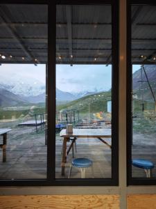 Nespecifikovaný výhled na hory nebo výhled na hory při pohledu z kempu