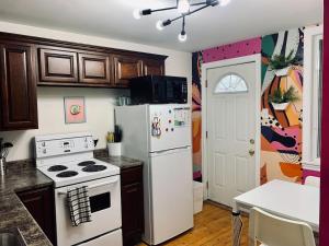 uma cozinha com um fogão e um frigorífico branco em Ultimate Pet-friendly Studio #1, Patio em Halifax