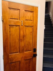 uma porta de madeira que leva até algumas escadas em Ultimate Pet-friendly Studio #1, Patio em Halifax